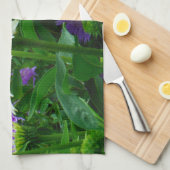 白い円錐花、紫色の花と蛾 キッチンタオル (四つ折り)