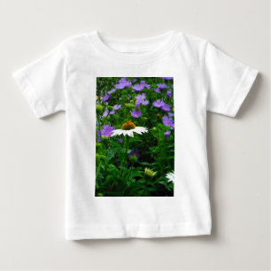 白い円錐花、紫色の花と蛾 ベビーTシャツ