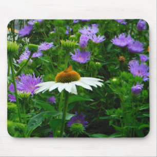 白い円錐花、紫色の花と蛾 マウスパッド