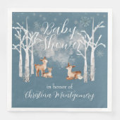 白い冬の森の中の鹿の赤ん坊のシャワー(青) (正面)