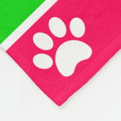 白い前足がピンクに緑のプリントパーソナライズされた フリースブランケット (角)