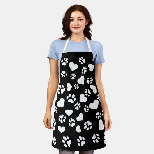 白い前足のプリントとハート柄の黒エプロン エプロン (着用した状態)