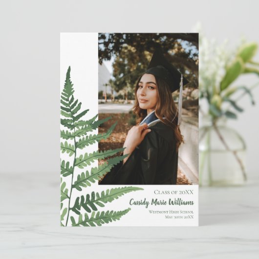 白い卒業発表に緑のシダの植物 招待状 (スタンド正面)