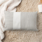 白い及び灰色のLumbarによって並べられる枕 ランバークッション (ブランケット)