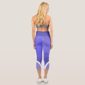 白い名前との紫の色ストライプ付けモダン カプリレギンス (裏面)