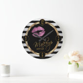 白い唇とピンク色のメイクアップアーティストストライプ ラージ壁時計 (ホーム)