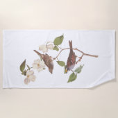 白い喉の付いたスズメのオードボンの花の鳥 ビーチタオル (正面)