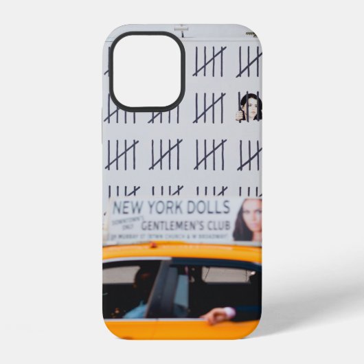 白い塗り壁の前のイエローキャブ iPhoneケース (裏面)