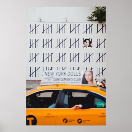 白い壁の前の黄色いキャブ色彩の鮮やかー ポスター (正面)