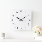 白い壁の時計の弧上の黒いローマ数字 スクエア壁時計 (ホーム)
