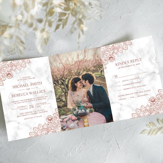 白い大理石とバラ金ゴールドレース結婚の写真 三つ折り招待状