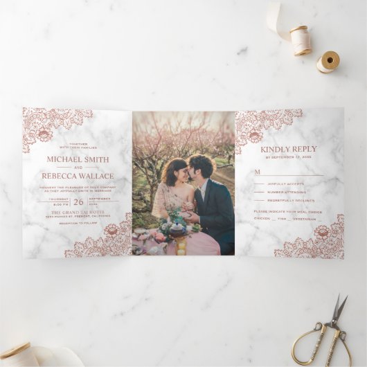 白い大理石とバラ金ゴールドレース結婚の写真 三つ折り招待状 (内部)