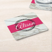 白い大理石と明るい赤紫色のピンクガーリーの名前を追加 スクエアペーパーコースター (アングル)