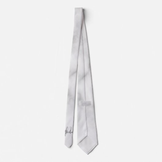 白い大理石モダンスクリプトのモノグラムと名前 ネクタイ (裏面)