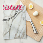 白い大理石、明るい赤紫色名前をカスタムする キッチンタオル (四つ折り)