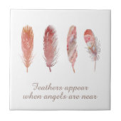 白い天使の上にピンクとサンゴの羽の引用文 タイル (正面)