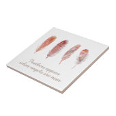 白い天使の上にピンクとサンゴの羽の引用文 タイル (側面)