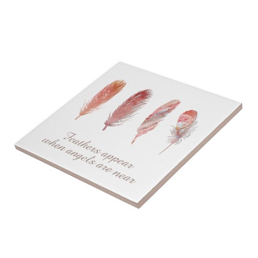 白い天使の上にピンクとサンゴの羽の引用文 タイル (側面)