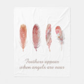 白い天使の上にピンクとサンゴの羽の引用文 フリースブランケット (正面)