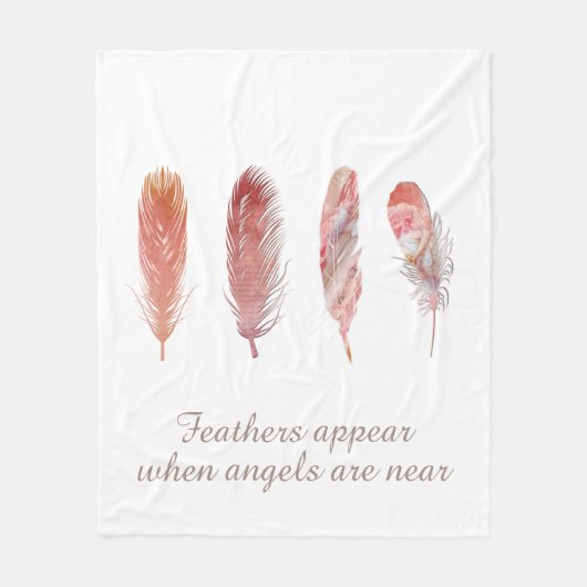 白い天使の上にピンクとサンゴの羽の引用文 フリースブランケット (正面)