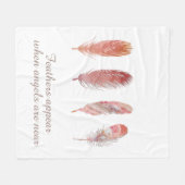 白い天使の上にピンクとサンゴの羽の引用文 フリースブランケット (正面(横))