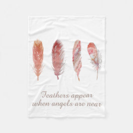 白い天使の上にピンクとサンゴの羽の引用文 フリースブランケット