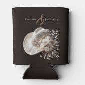 白い女性のカーボーイ帽子（花あり） 缶クーラー (裏面)