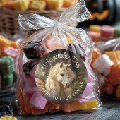 白い妖精のピンクの蝶の羽を持つ森のユニコーン ラウンドシール