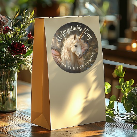 白い妖精のピンクの蝶の羽を持つ森のユニコーン ラウンドシール