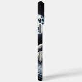 白い威厳のあるオオカミが月の光の反射を見る Case-Mate iPhoneケース (裏面 / 右)