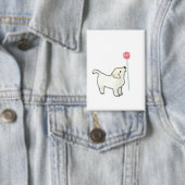 白い子犬がピンクの花を嗅ぐ 缶バッジ (インサイチュ)