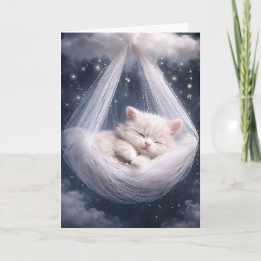 白い子猫がチュールハンモックと雲からぶら下がっている カード (正面)