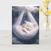 白い子猫がチュールハンモックと雲からぶら下がっている カード (黄色い花)