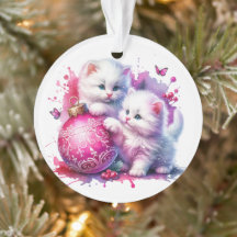 白い子猫たちがピンクのクリスマスと戯れる