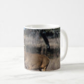 白い尾シカ コーヒーマグカップ (正面右)