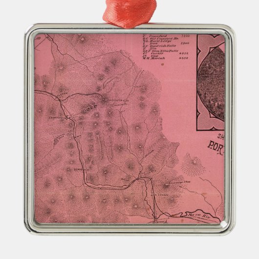 白い山の上の地図 メタルオーナメント (正面)