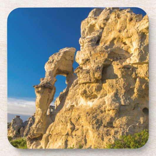 白い崖に沿ってアーチの中にアーチを作る コースター (正面)