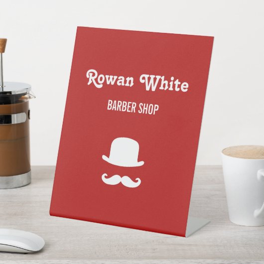 白い帽子と口ひげシルエット赤 台座サイン (インサイチュ)