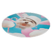 白い帽子をかぶったふわふわの犬 カッティングボード (角)