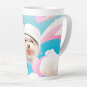 白い帽子をかぶったふわふわの犬 カフェラテマグ (右アングル)