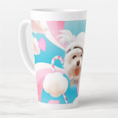 白い帽子をかぶったふわふわの犬 カフェラテマグ (左アングル)