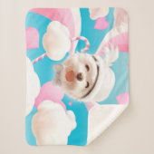 白い帽子をかぶったふわふわの犬 シェルパブランケット (正面)