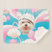 白い帽子をかぶったふわふわの犬 シェルパブランケット (正面(横))