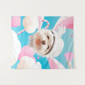 白い帽子をかぶったふわふわの犬 タペストリー (正面(横))