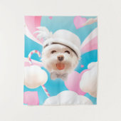 白い帽子をかぶったふわふわの犬 タペストリー (正面)