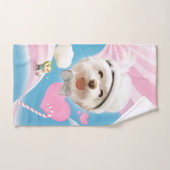 白い帽子をかぶったふわふわの犬 ハンドタオル (ハンドタオル)