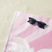 白い帽子をかぶったふわふわの犬 ビーチタオル (インサイチュ)