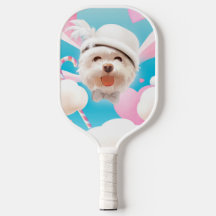 白い帽子をかぶったふわふわの犬