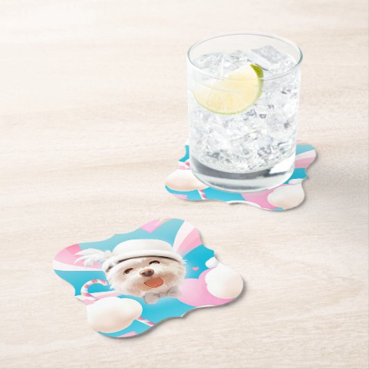 白い帽子をかぶったふわふわの犬 ペーパーコースター (インサイチュ)