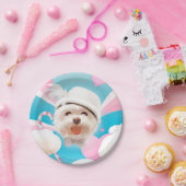 白い帽子をかぶったふわふわの犬 ペーパープレート (パーティー)